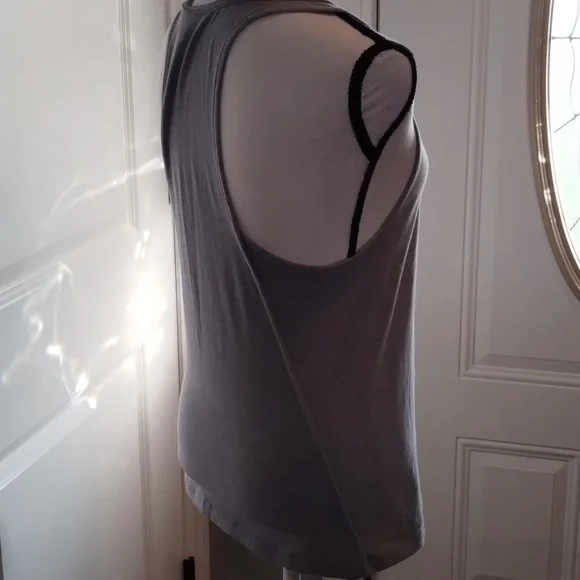 Under Armour Sleeveless Shirt - Picture 4 of 6